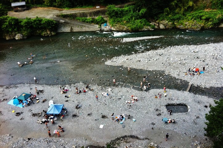 Tamagawa picnic on rocks